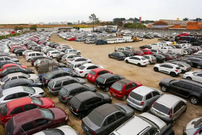 Leilão do Detran-SP tem Mercedes Benz a R$ 20.000, carros a partir de R$ 750 e motos com preço inicial de R$ 350