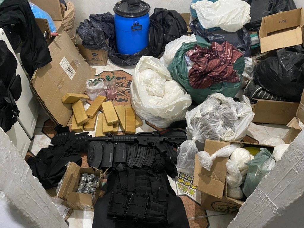 Rota localiza ‘casa-bomba’ com fuzil e granadas e prende três em Paraisópolis