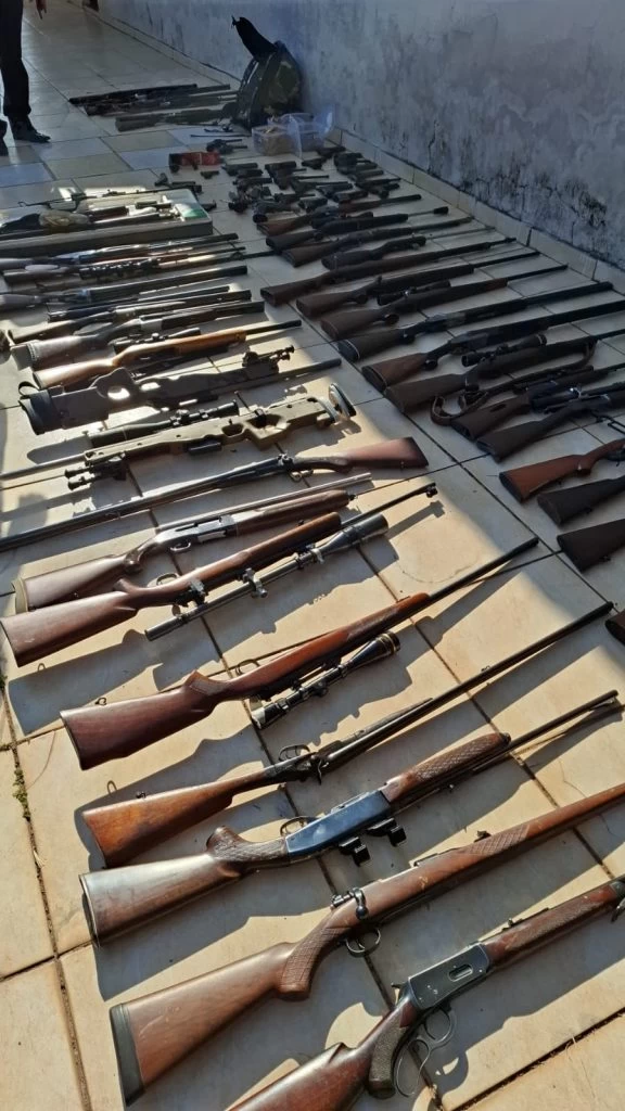 PM de SP apreende arsenal com submetralhadoras, pistolas e carabinas em São Roque