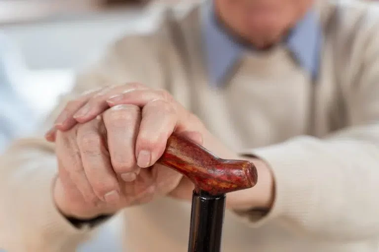 Deficiência de vitamina D aumenta em mais de 20% risco para lentidão da caminhada na velhice