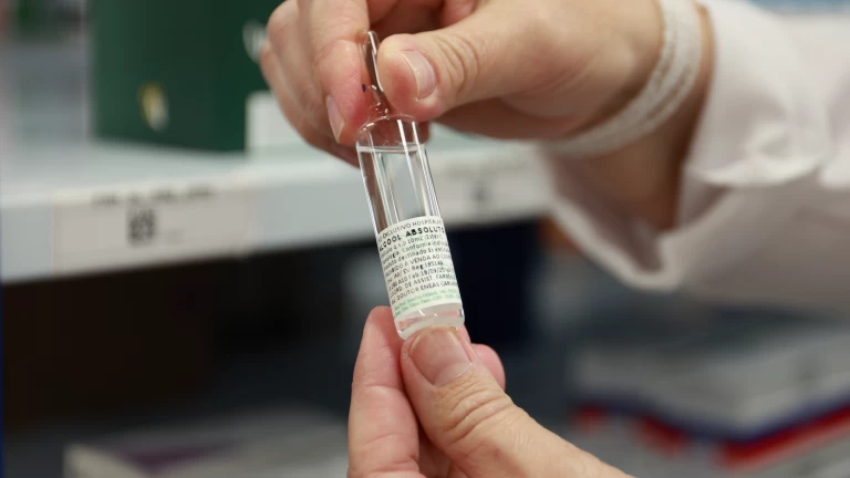 Do laboratório à veia do paciente: como os antídotos contra o metanol atuam no corpo e salvam vidas em SP