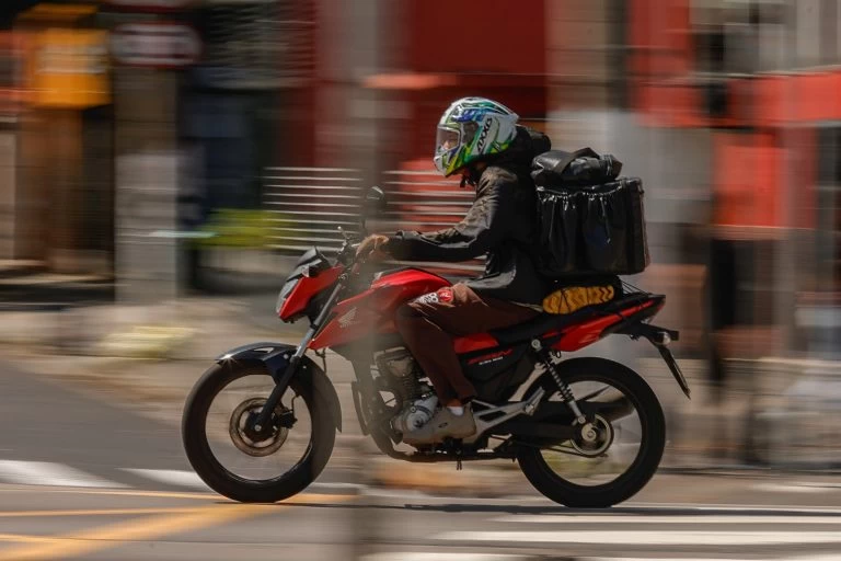 Mão na Roda elimina custos a motociclistas e motoristas profissionais