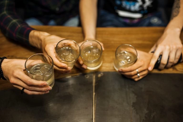 Consumo de álcool durante tratamento psiquiátrico pode oferecer risco à saúde