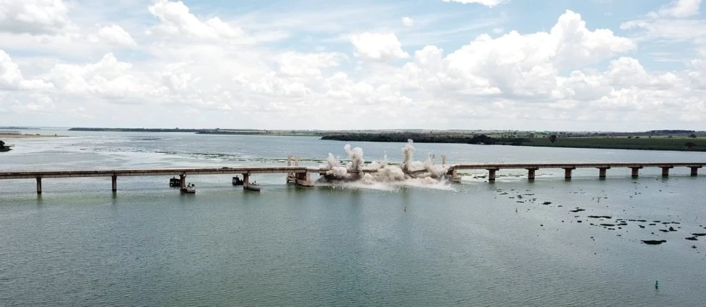 Governo de SP realiza a implosão parcial de ponte que cruza o Rio Tietê para ampliar hidrovia