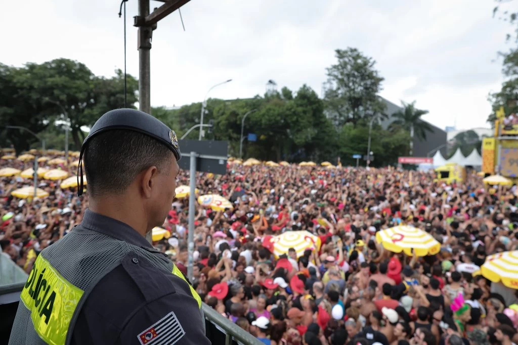 Policiais disfarçados de ETs prendem três por venda de bebida adulterada em megabloco no Ibirapuera