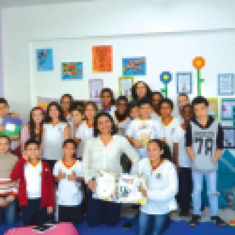 Alunos de escola municipal da Zona Norte buscam patrocínio para publicação de livro com poemas