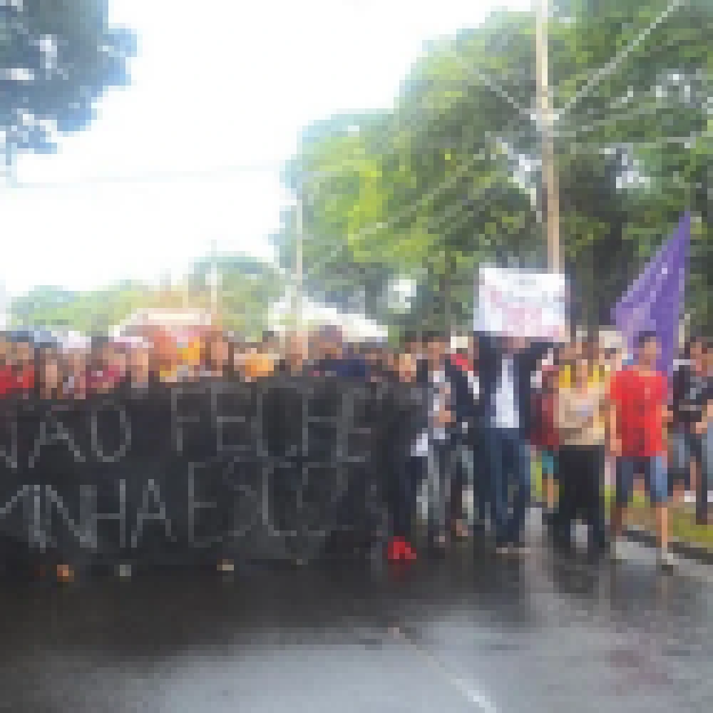 Alunos e professores da Zona Norte protestam contra fechamento de escolas estaduais