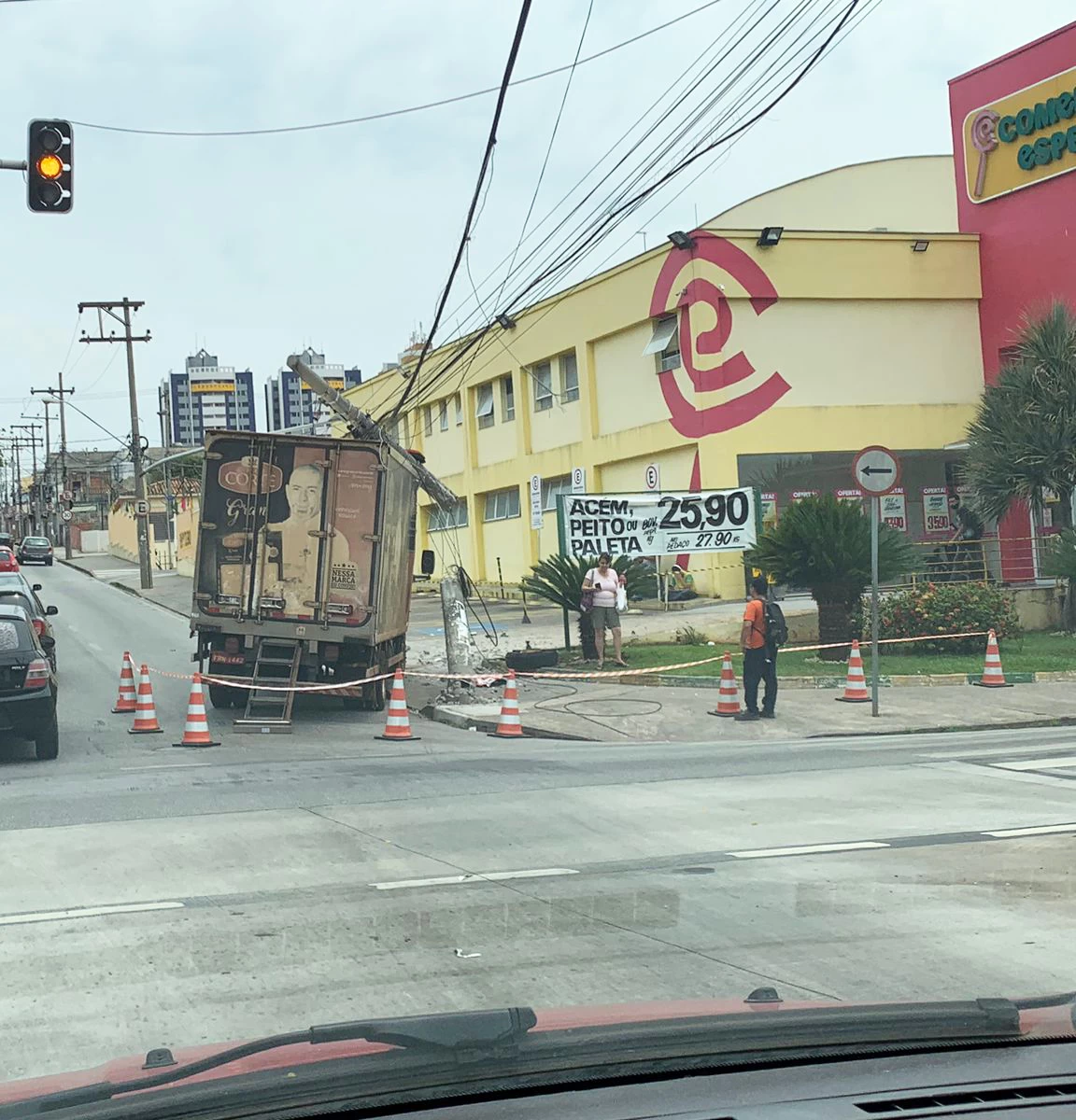 Caminhão colide em poste e complica trânsito na Zona Norte