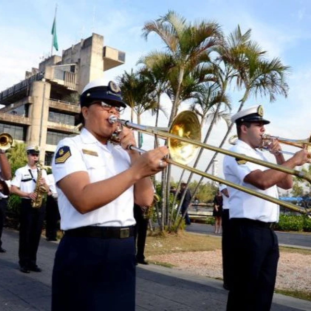 Ao som do hino nacional, bandeira é hasteada no Paço
