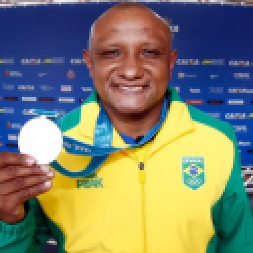 Após 20 anos de espera, Cláudio Roberto Sousa recebe medalha olímpica