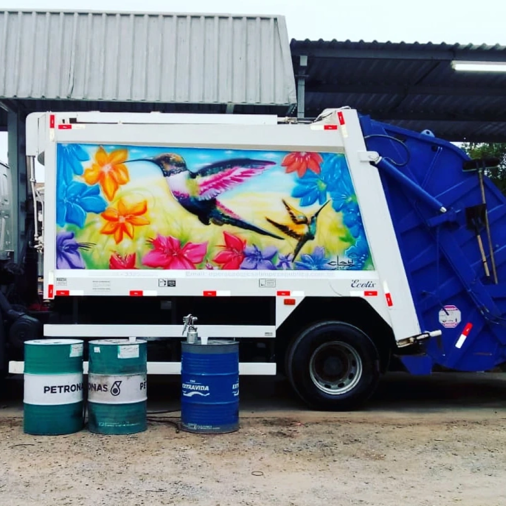 Artistas grafitam o último caminhão de lixo de Sorocaba