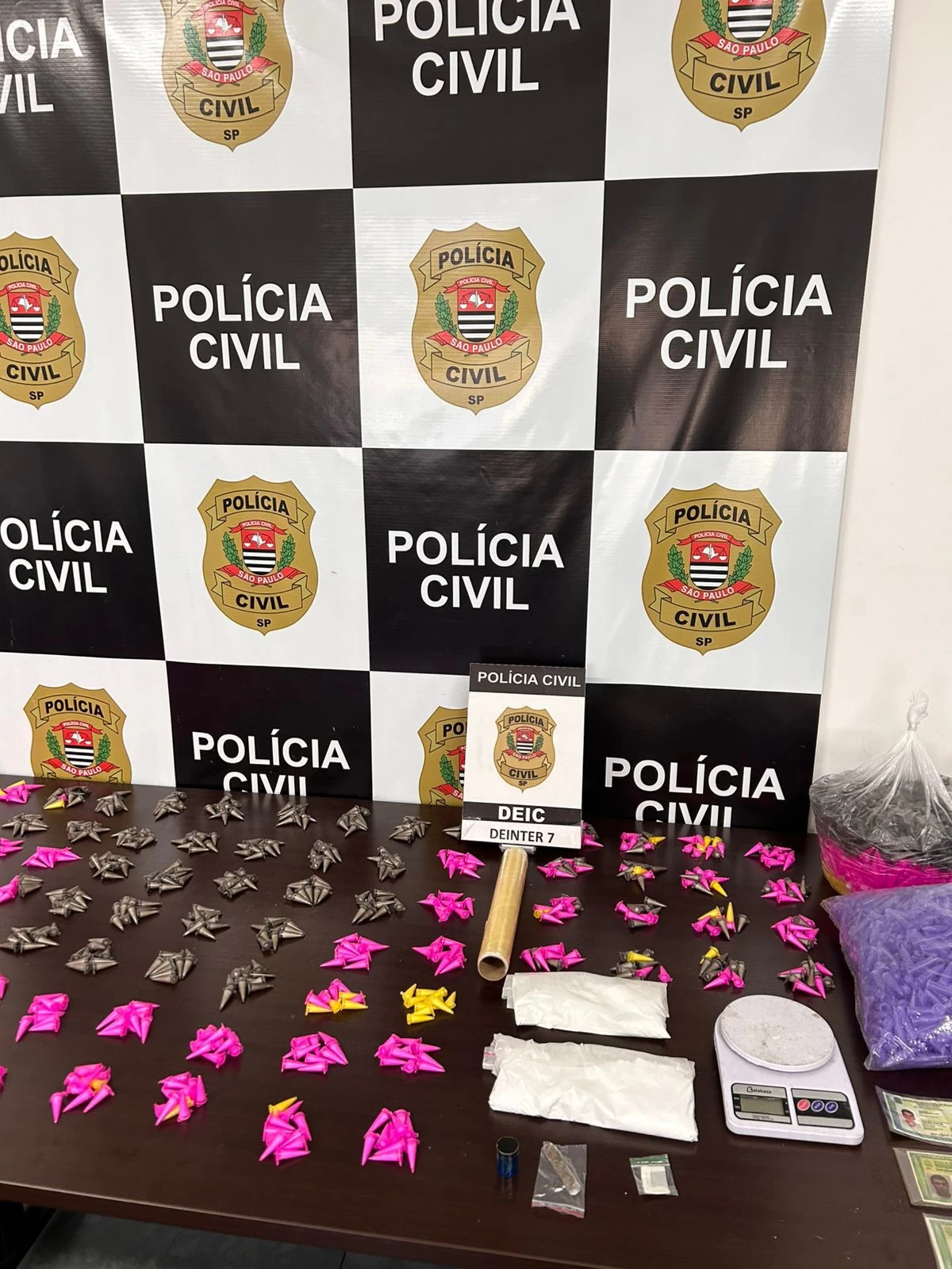 Polícia Civil prende quatro adultos e apreende um adolescente suspeitos de tráfico em Sorocaba