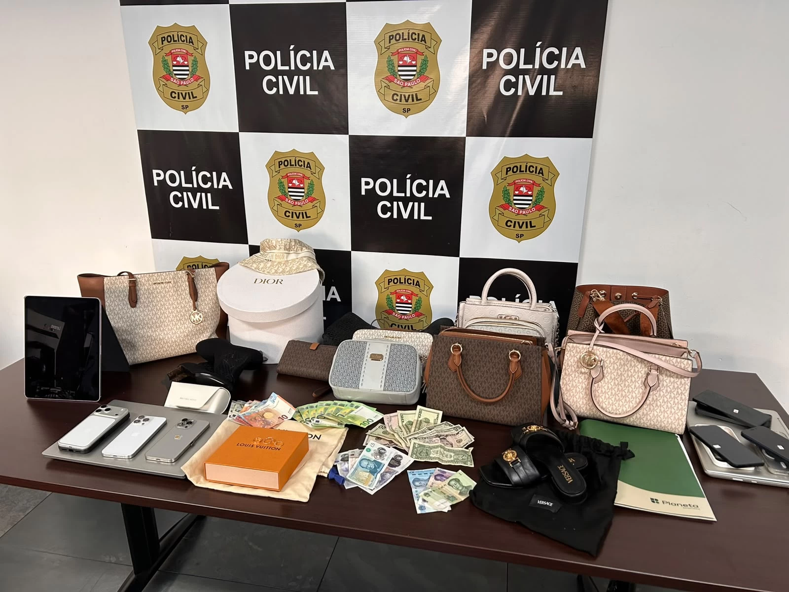 Polícia Civil deflagra "Operação Crazy Tiger" contra influenciadora digital investigada por jogos de azar e lavagem de dinheiro