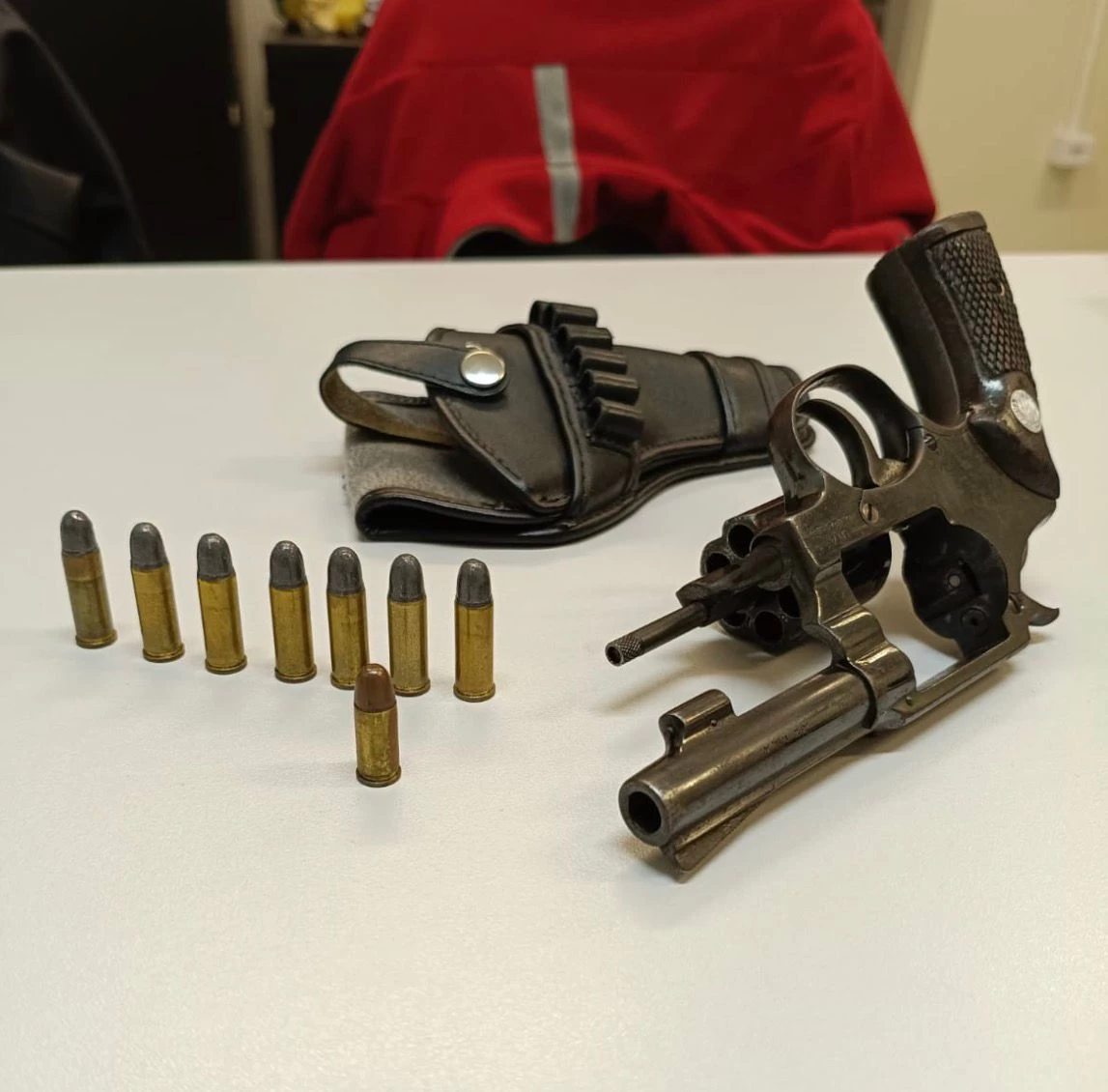 Polícia Civil de Mairinque prende homem com arma de fogo durante investigação de violência doméstica