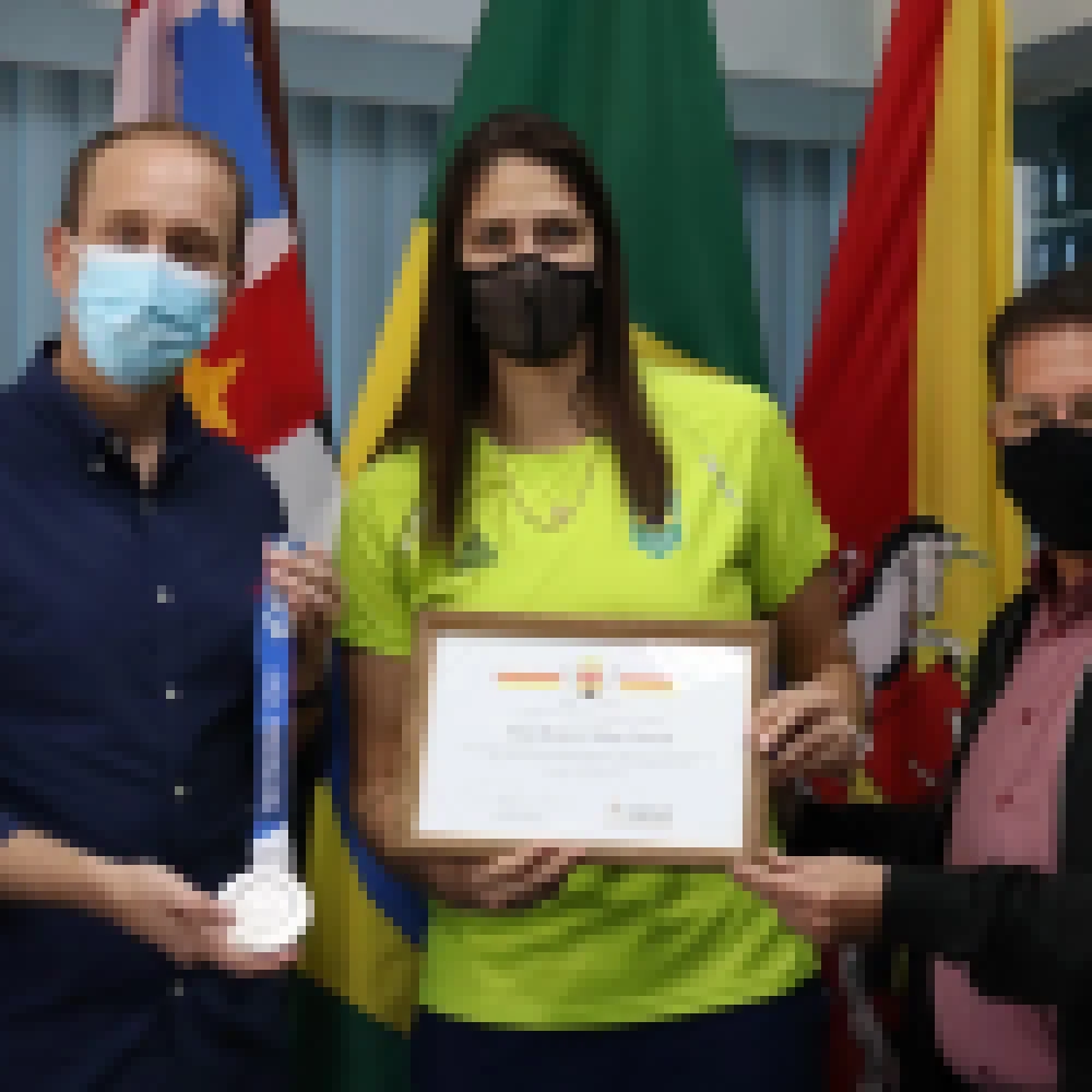 Atleta sorocabana medalhista olímpica pela Seleção Brasileira de Vôlei é recebida no Paço Municipal
