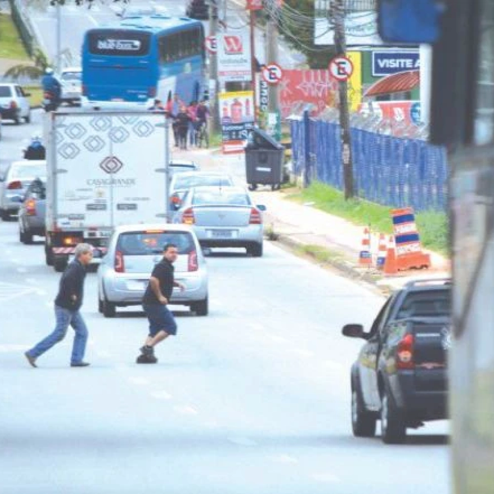 Atravessar pontos das avenidas Ipanema e Itavuvu vira desafio para pedestres