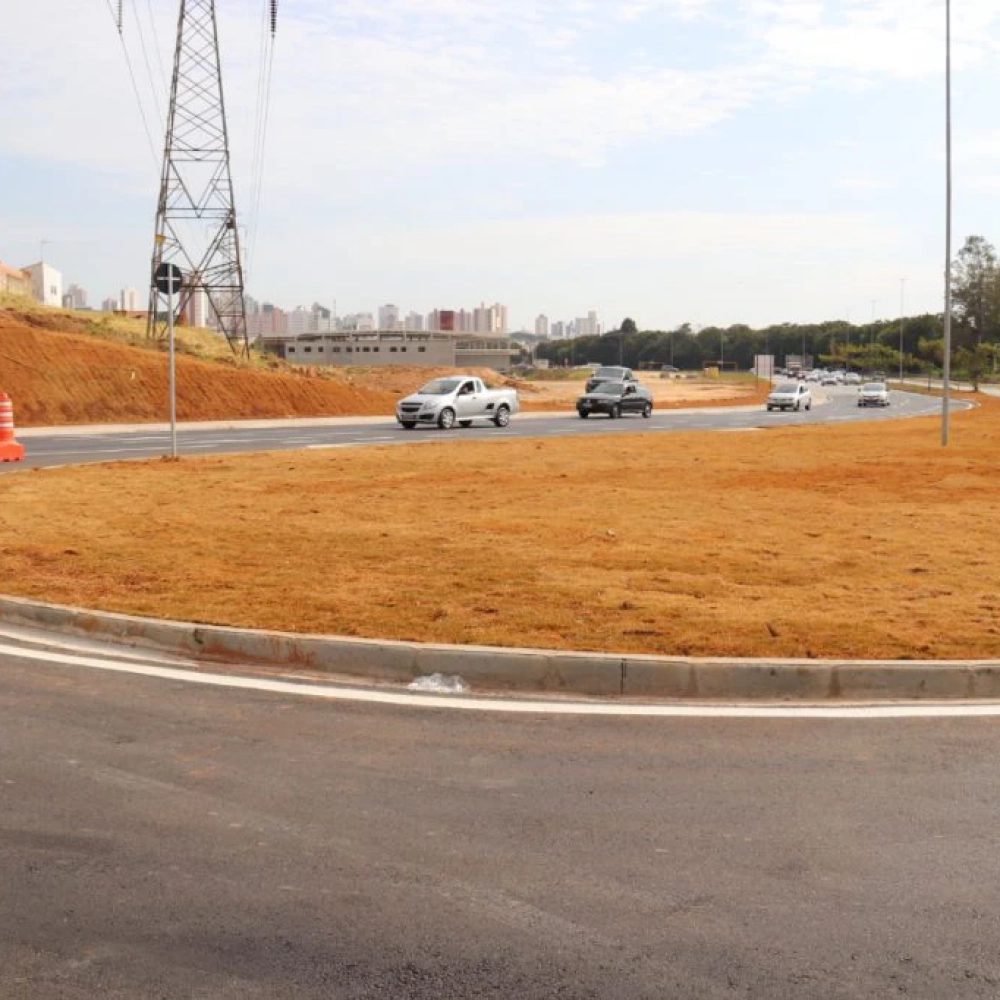 Avenida Juvenal de Campos recebe rotatória