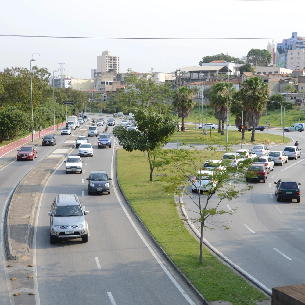 Avenidas têm fluxo variável de 247 mil veículos e trânsito 70% maior em horários de pico