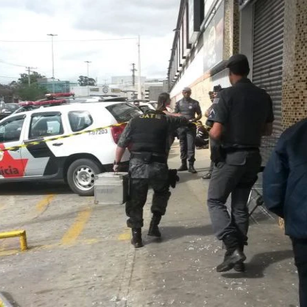 Bandidos explodem caixas eletrônicos do Coop Itavuvu