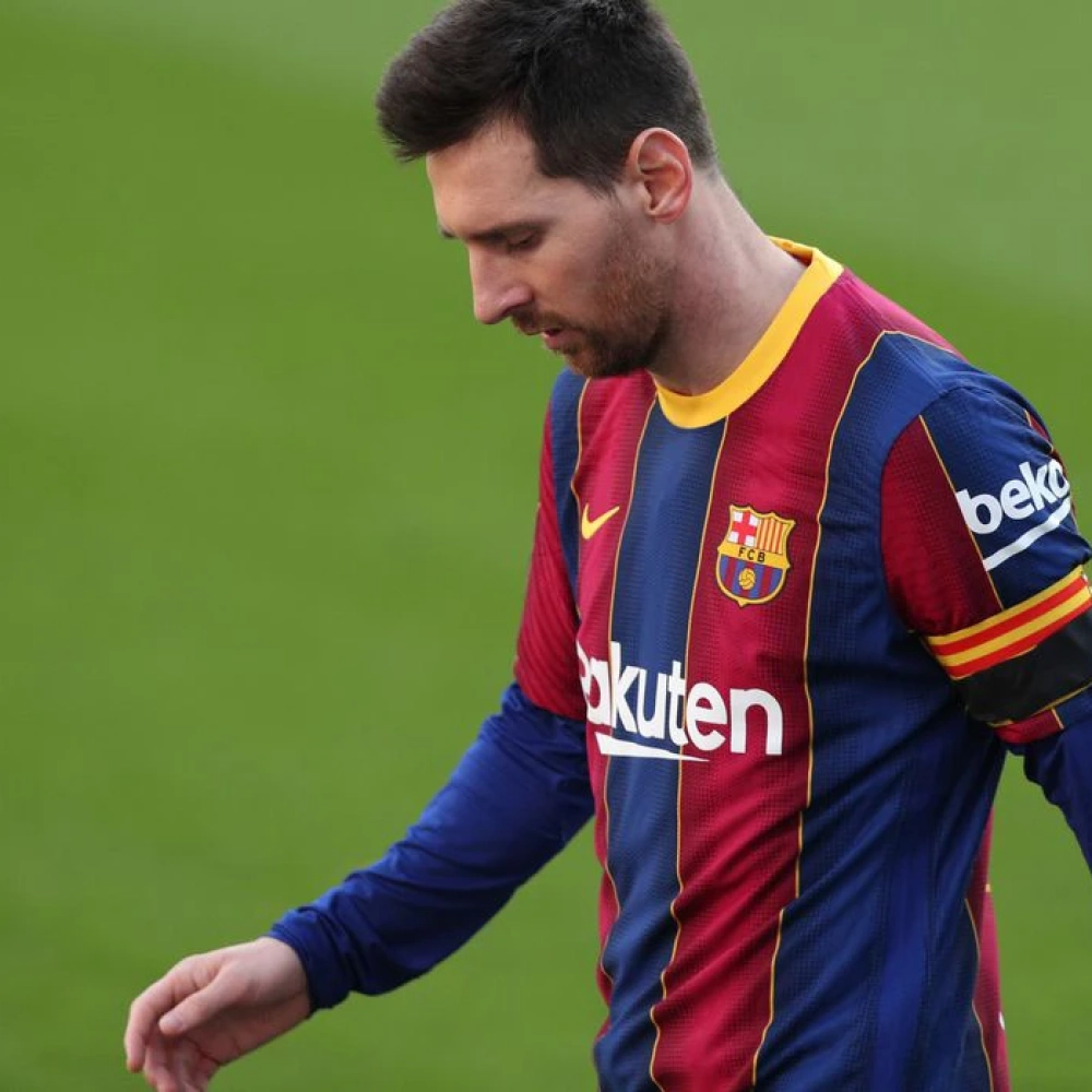Barcelona anuncia saída de Messi por obstáculos contratuais
