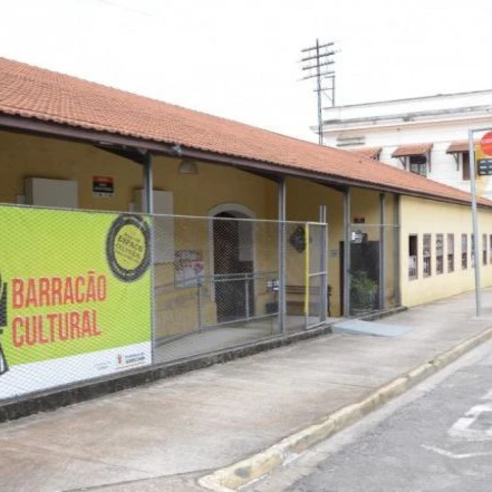 Barracão Cultural sedia oficina de teatro com personagens de desenho