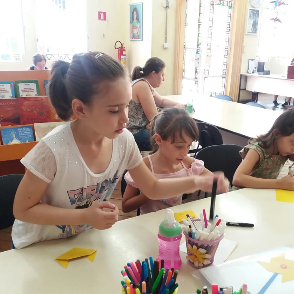 Biblioteca Infantil tem oficina de dobradura e contação de história