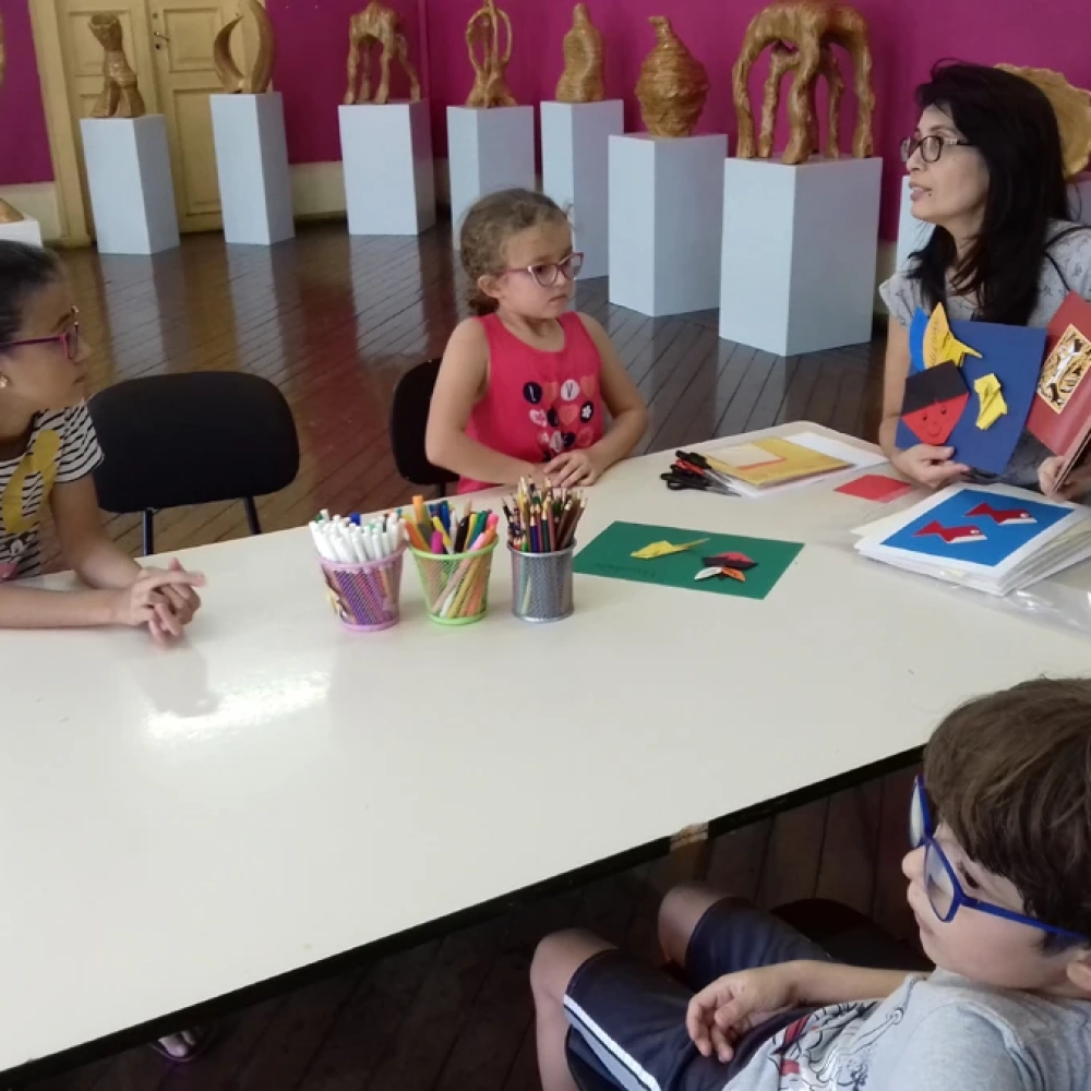 Biblioteca Infantil traz contação de história e oficina de dobradura com o livro ‘O sapateiro e os anõezinhos’