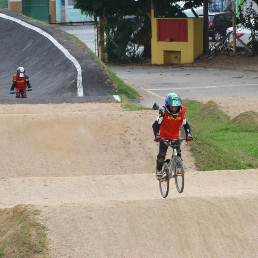 Bicicross e futebol são destaques no Centro Esportivo ‘André Matielli’