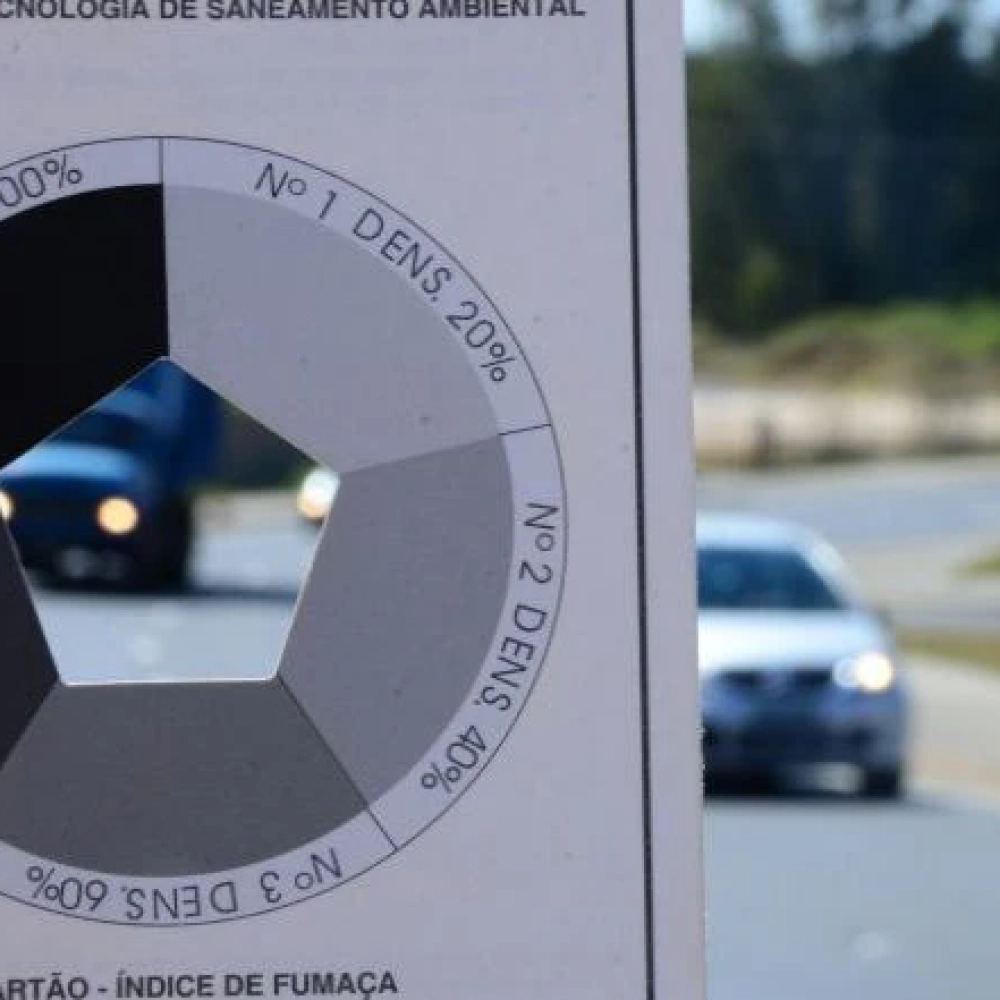 Blitz da Fumaça Preta notifica 7 caminhões a diesel