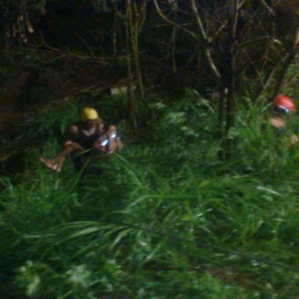 Bombeiros resgatam grávida em córrego na Avenida Ipanema
