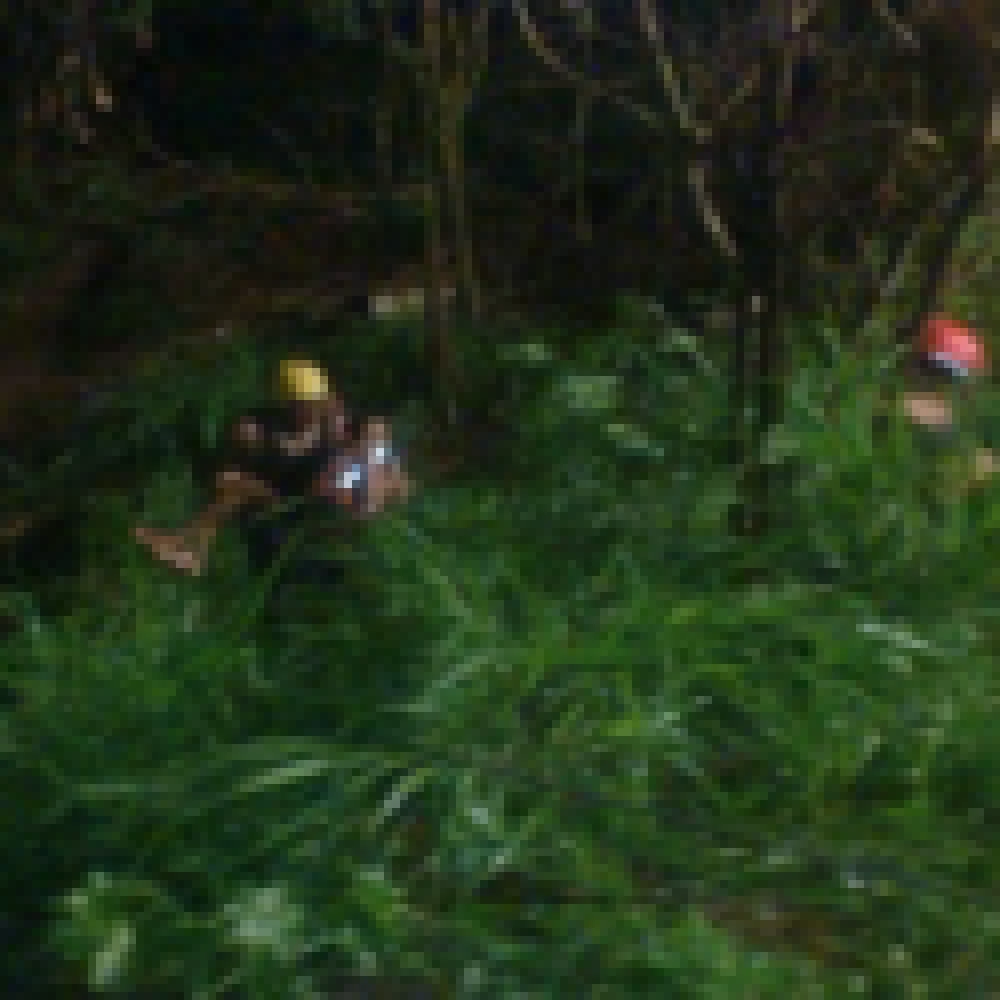 Bombeiros resgatam grávida em córrego na Avenida Ipanema