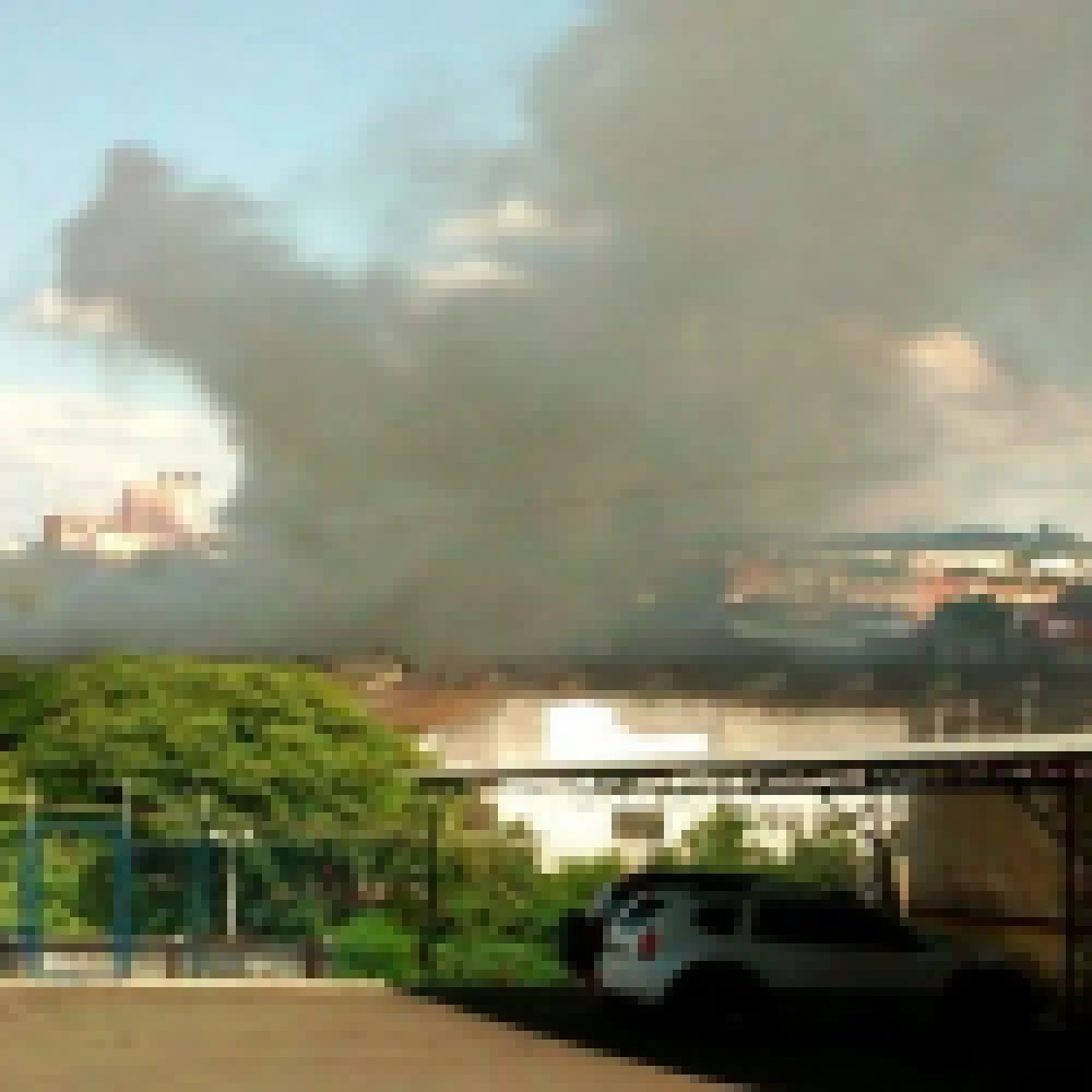 Bombeiros são mobilizados com principio de incêndio em galpão da antiga fábrica Cianê