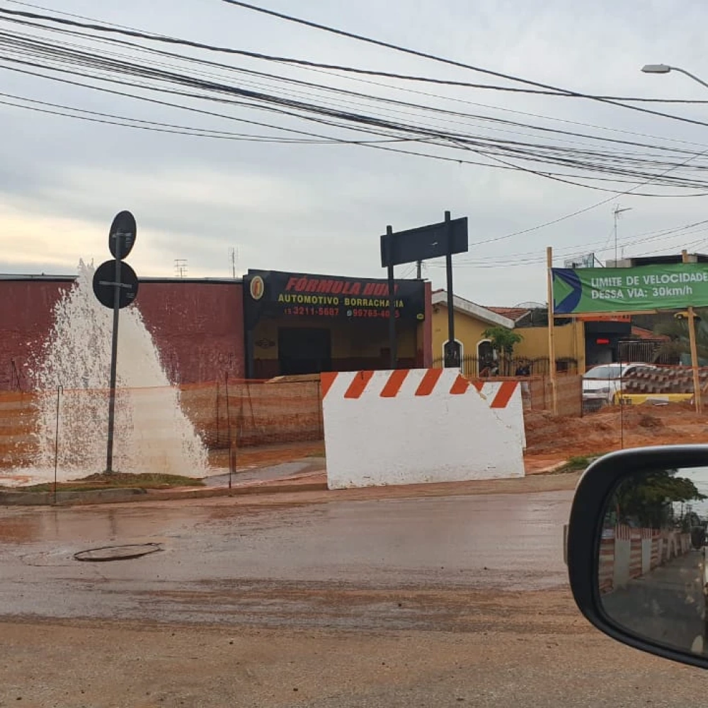 BRT “lamenta” e “pede desculpas” por rompimento de adutora na avenida Itavuvu; bairros ficaram sem abastecimento de água