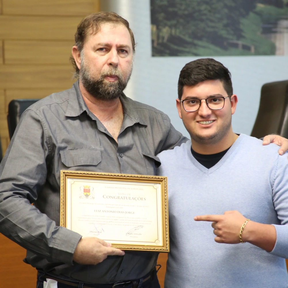 Câmara homenageia diretor da escola Antônio Padilha