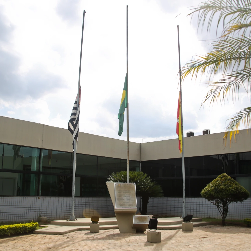 Câmara Municipal coloca bandeiras a meio mastro em luto por morte de servidor do SAAE