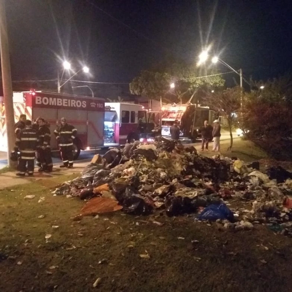 Caminhão da coleta de lixo pega fogo na Av. Ulisses Guimarães