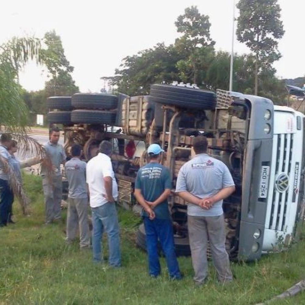 Caminhão de Concreto tomba e derruba poste próximo ao Parque das Águas