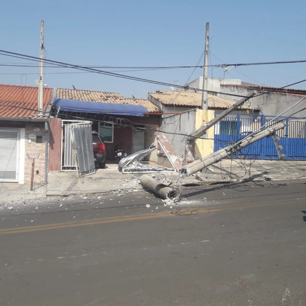 Caminhão desce sem controle, derruba poste e atinge residência no Jardim Santa Rosa
