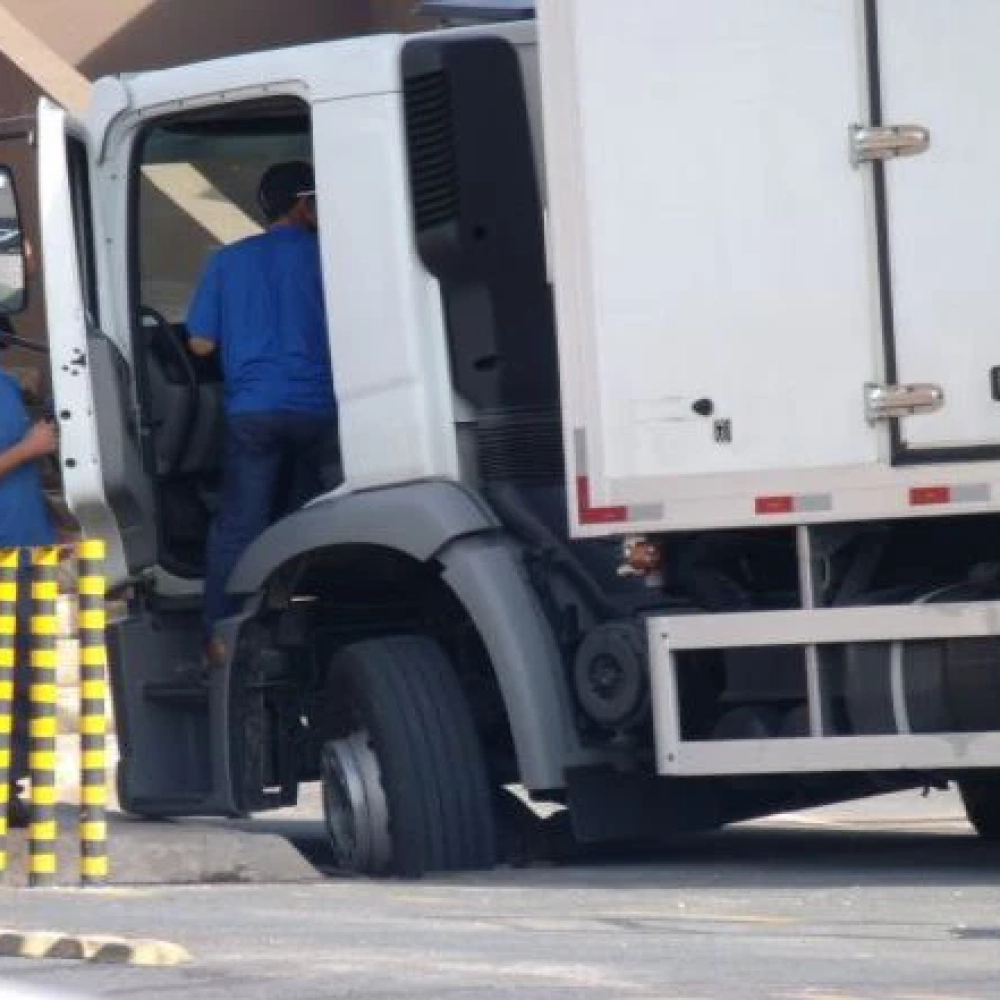 Caminhão fica preso em bueiro dentro de estacionamento de Shopping