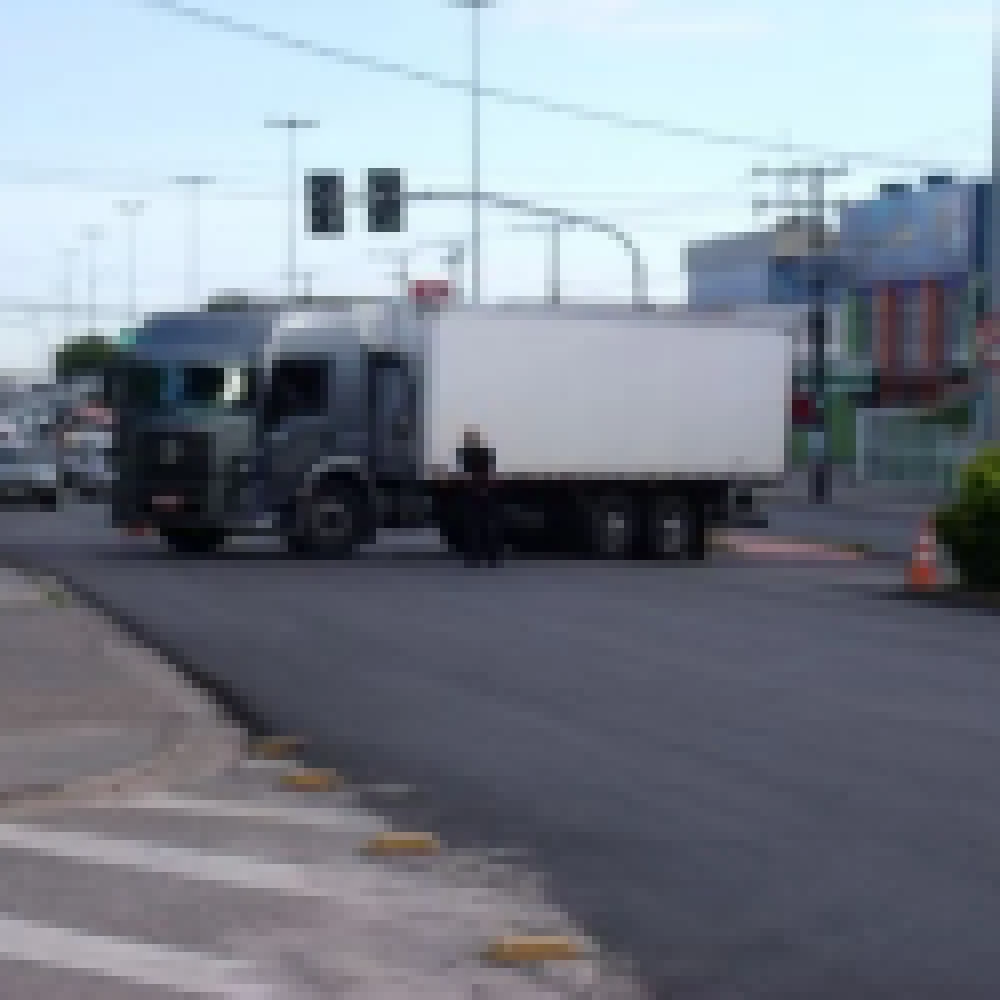 Caminhão quebra e fica atravessado na Avenida Itavuvu