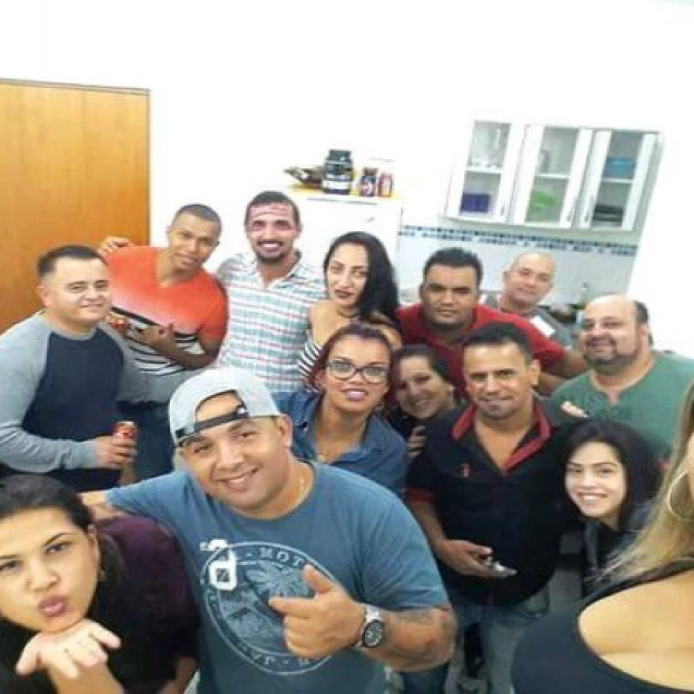 Cansados de passar o Dia dos Namorados sozinhos, amigos farão troca de presentes na data