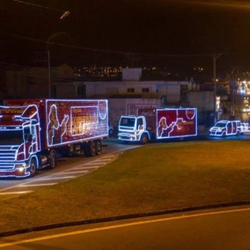 Como fazer um caminhão de Natal da Coca-Cola usando latinhas e