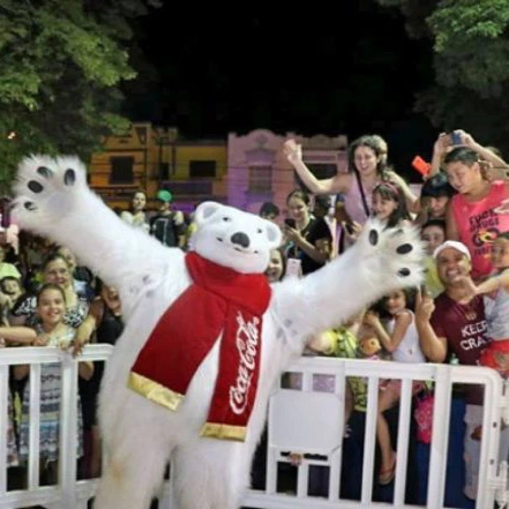 Caravana de Natal da Coca-Cola percorre a Avenida Ipanema nesta quinta-feira