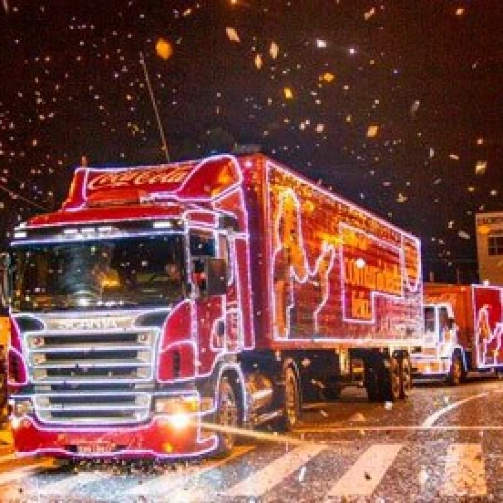 Caravana de Natal da Coca-Cola percorre estacionamento do Iguatemi Esplanada 2
