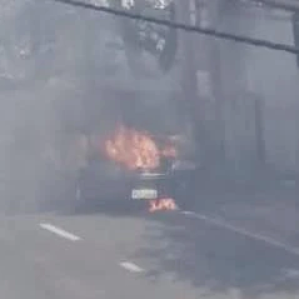 Carro do Sedex pega fogo na rua Comendador Hermelino Matarazzo e deixa o trânsito lento