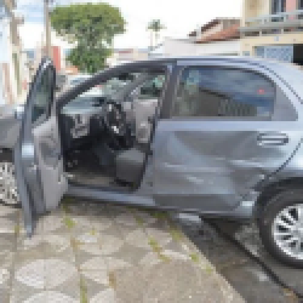 Carro invade calçada após colisão na Vila Santana