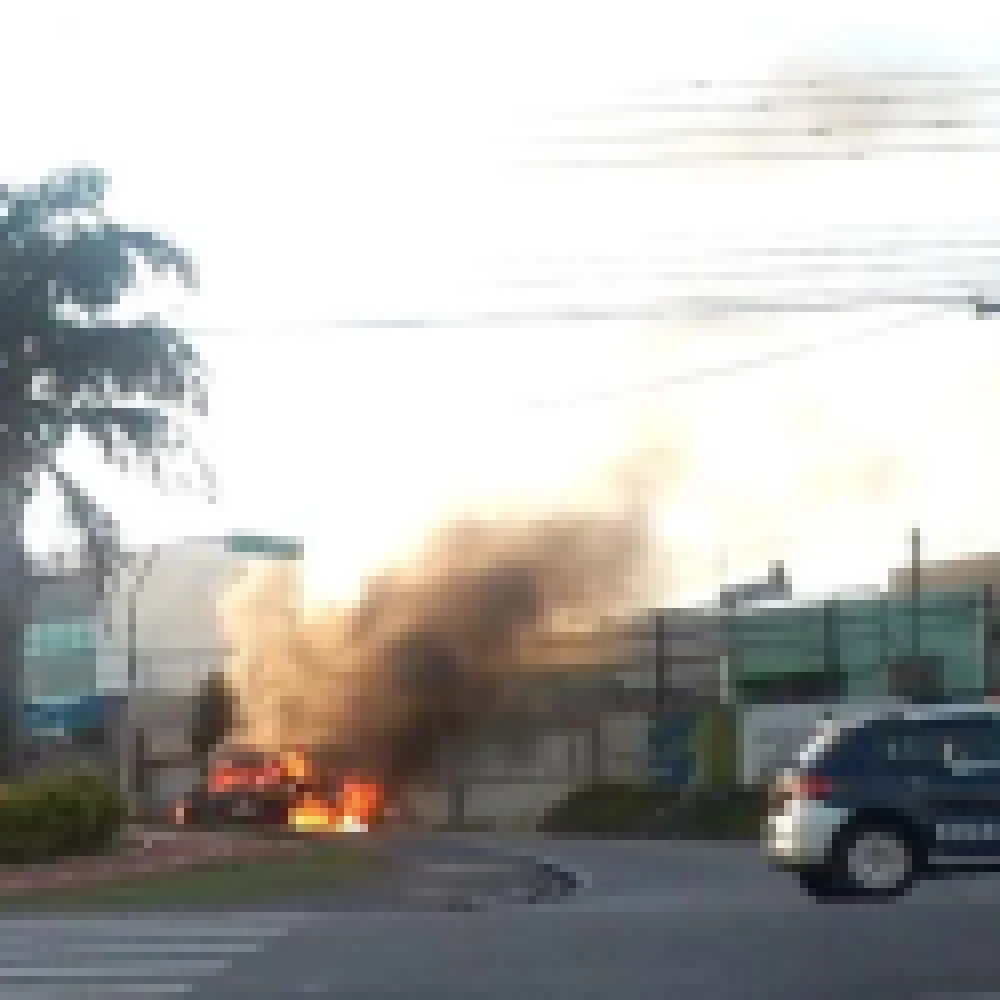 Carro pega fogo na Avenida General Osório