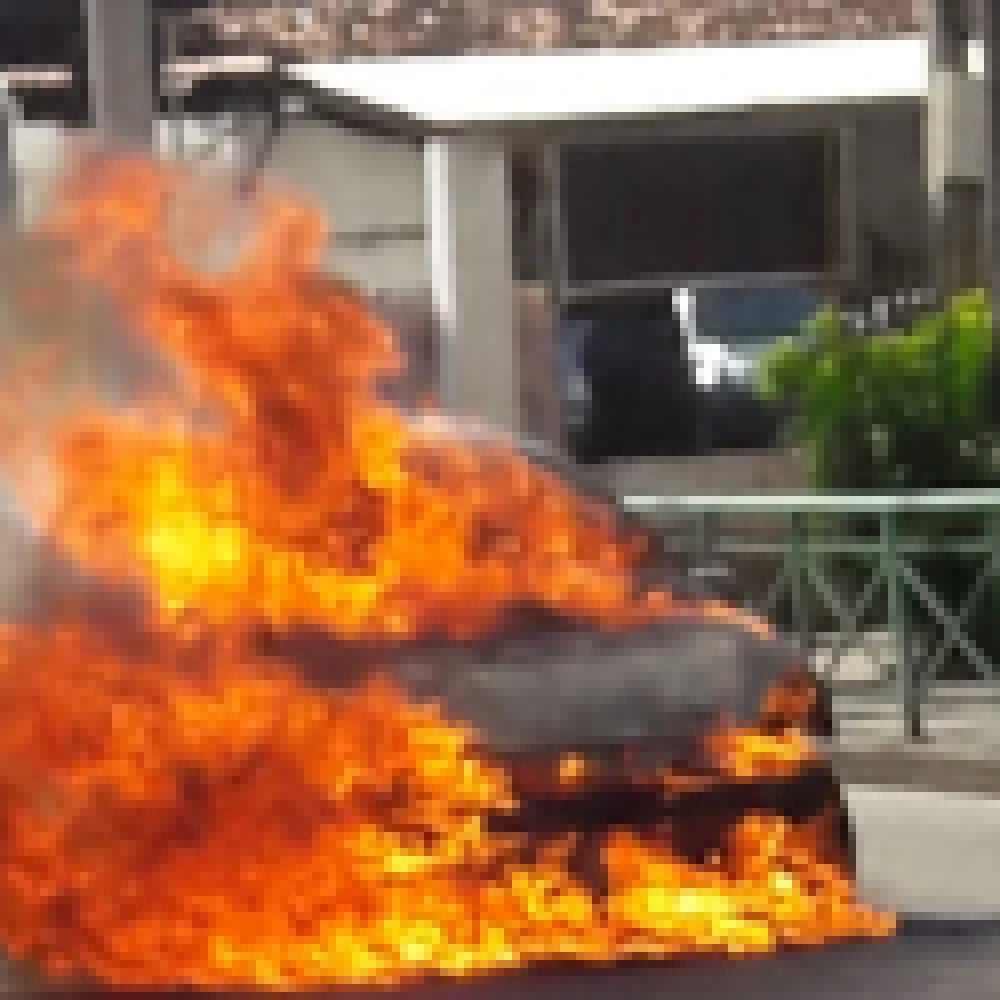 Carro pega fogo na Rua Padre Luiz