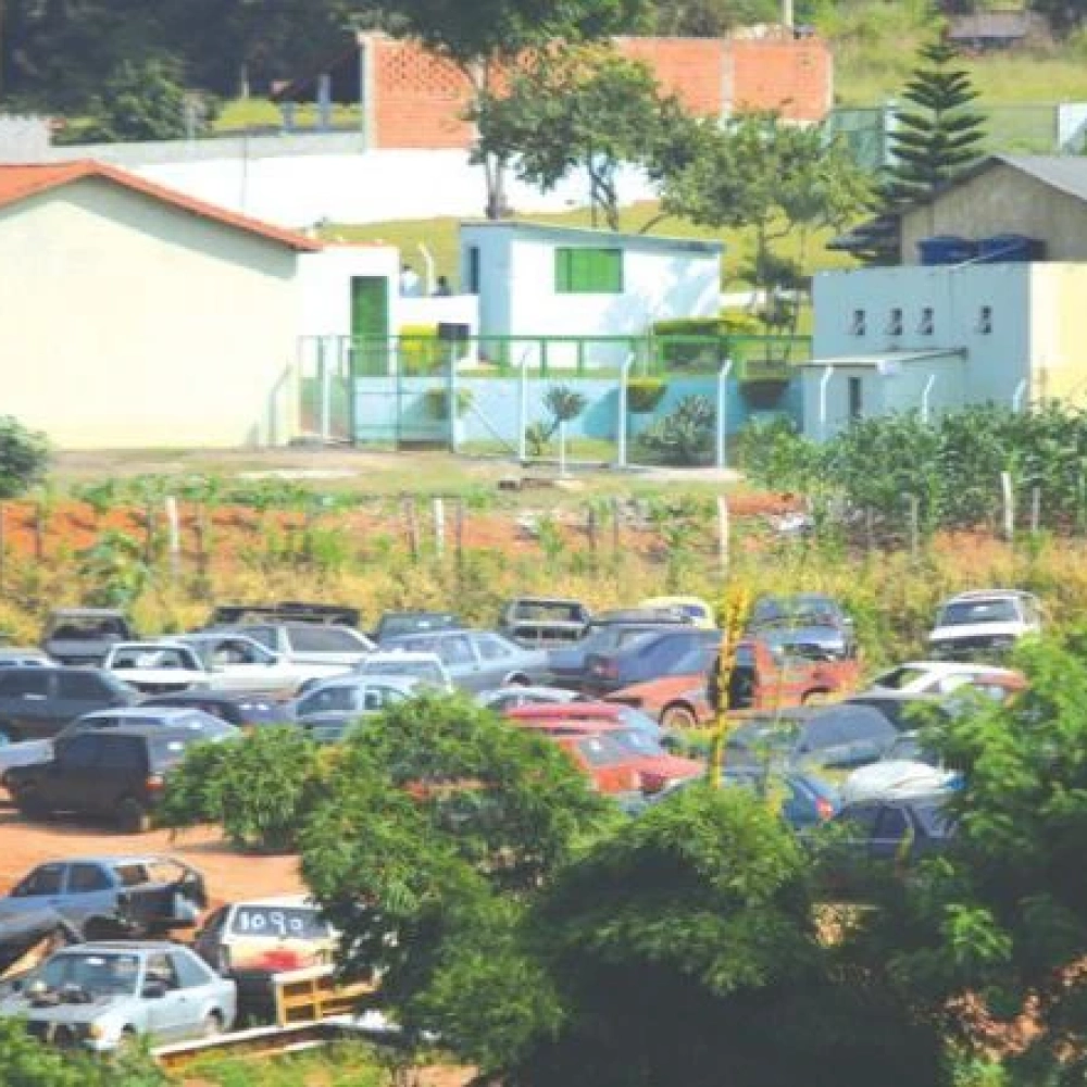 “Cemitério” de carros preocupa moradores na Zona Norte como possível local de proliferação do aedes aegyptis