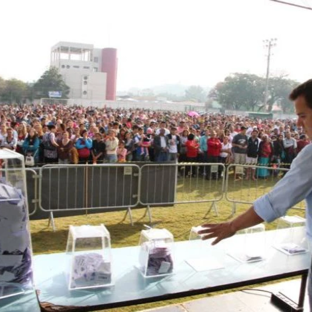 Cerca de 3 mil pessoas acompanham o sorteio das 123 moradias da Chácara Ondina